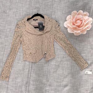 This sharp jacket can be worn alone or not